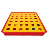 wyjmowanie guzików z pudełka i układanie na matrycy