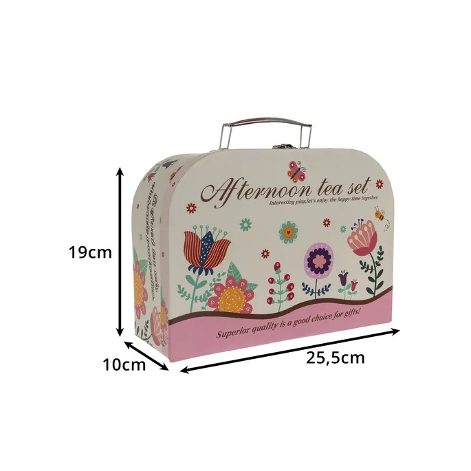 zbliżenie na czajniczek i pastelowe filiżanki dziecięce