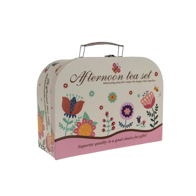 trzypoziomowa patera z zabawkowymi smakołykami i ciastkami