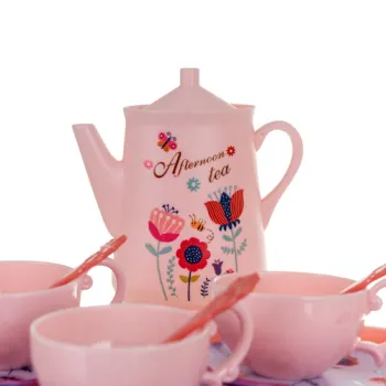 łyżeczki i taca na stole podczas przyjęcia zabawkowego