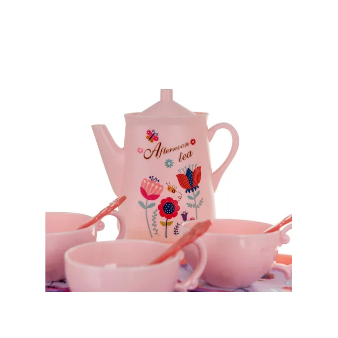 łyżeczki i taca na stole podczas przyjęcia zabawkowego