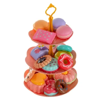 aranżacja stołu do herbaty z cukierkami, makaronikami i pączkami