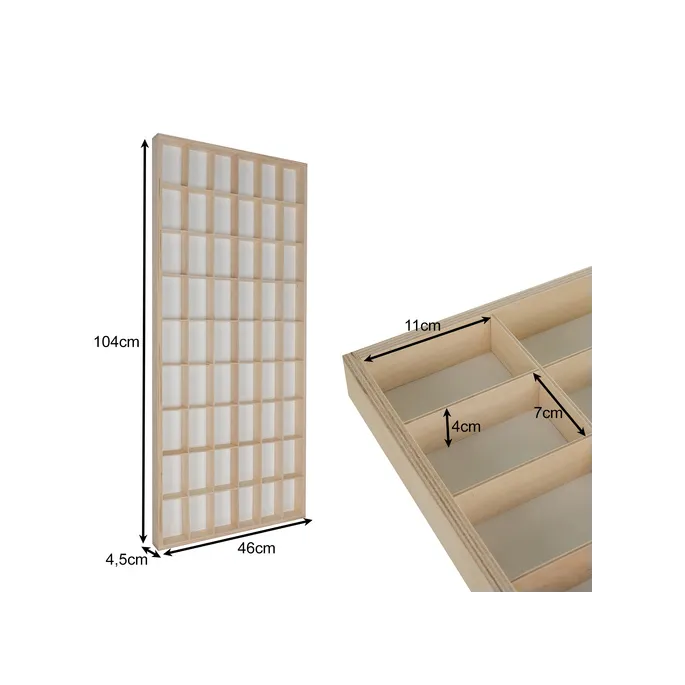 Szczegółowy widok beżowej półki z miejscem na lalki i figurki