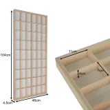 Szczegółowy widok beżowej półki z miejscem na lalki i figurki