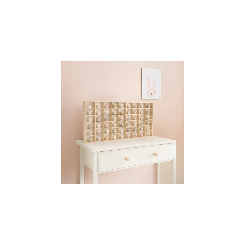 Drewniana półka zamontowana w pokoju dziecięcym z zabawkami