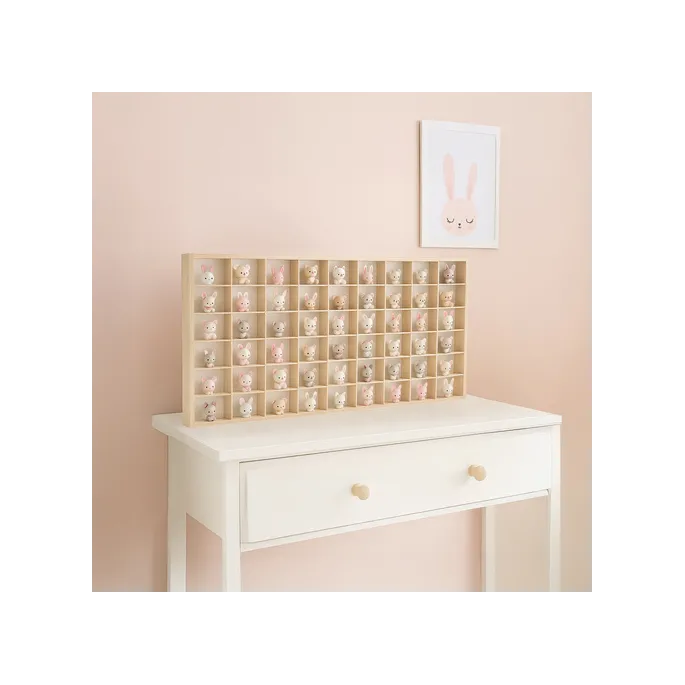 Drewniana półka zamontowana w pokoju dziecięcym z zabawkami