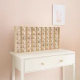 Drewniana półka zamontowana w pokoju dziecięcym z zabawkami