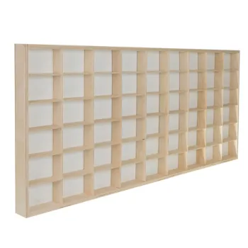 Zbliżenie na przegródki do przechowywania małych figurek