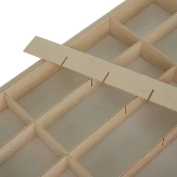 Łatwo dostępne przegródki organizujące niewielkie zabawki i figurki