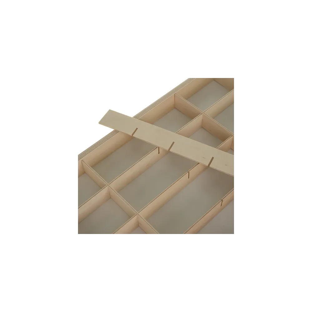 Łatwo dostępne przegródki organizujące niewielkie zabawki i figurki