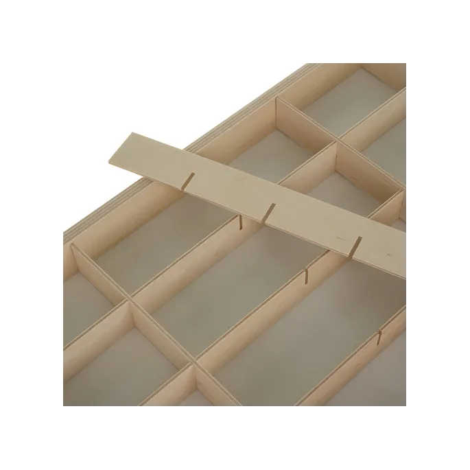 Łatwo dostępne przegródki organizujące niewielkie zabawki i figurki