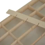 Łatwo dostępne przegródki organizujące niewielkie zabawki i figurki