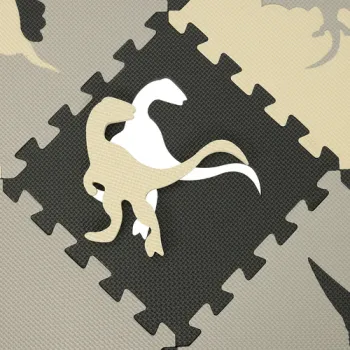 Układanie puzzli piankowych na podłodze przez dziecko