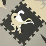 Układanie puzzli piankowych na podłodze przez dziecko