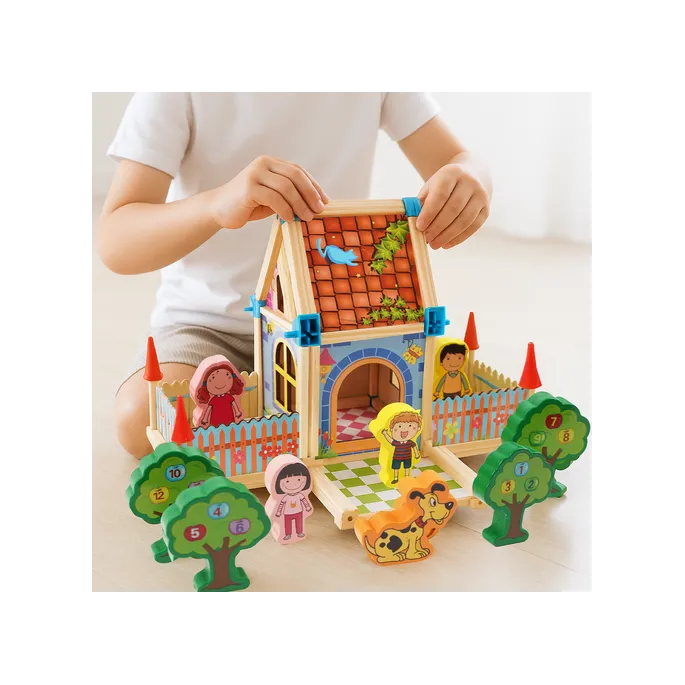 Kolorowe drewniane klocki konstrukcyjne w trakcie budowy domku