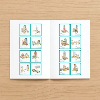 Instrukcja obsługi oraz wybrane klocki konstrukcyjne obok siebie