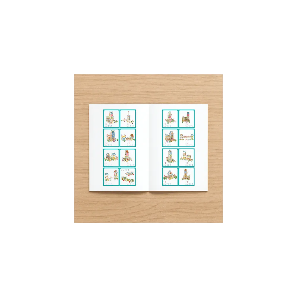 Instrukcja obsługi oraz wybrane klocki konstrukcyjne obok siebie