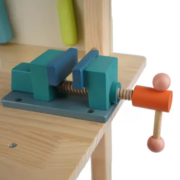 drewniane narzędzia z zestawu warsztatowego kruzzel rozłożone wokół stołu