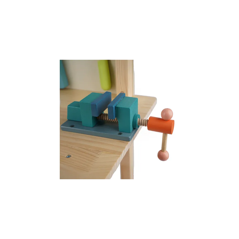 drewniane narzędzia z zestawu warsztatowego kruzzel rozłożone wokół stołu