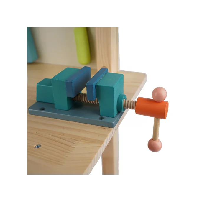 drewniane narzędzia z zestawu warsztatowego kruzzel rozłożone wokół stołu