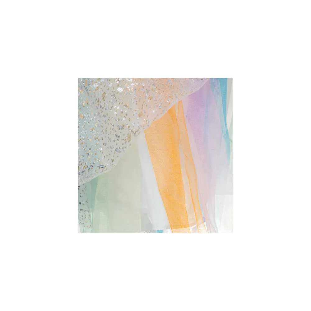 przebranie jednorożca o rozmiarze 110–116 cm ułożone na stole