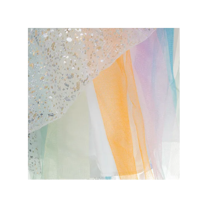 przebranie jednorożca o rozmiarze 110–116 cm ułożone na stole