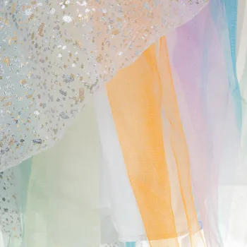 sukienka dziecięca z tiulem i błyszczącymi detalami na kostiumie