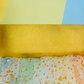 Widok pleców sukienki ze stroju jednorożca z wyraźnymi gumkami