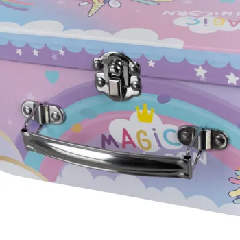 elementy wykonane z tworzyw sztucznych zapewniające trwałość zabawki