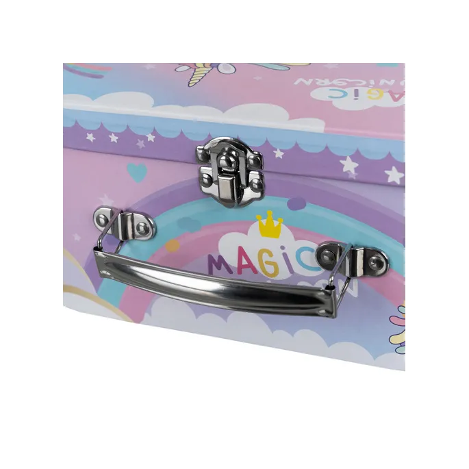 elementy wykonane z tworzyw sztucznych zapewniające trwałość zabawki