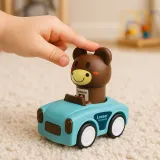 cały zestaw autek sensorycznych obok instrukcji obsługi