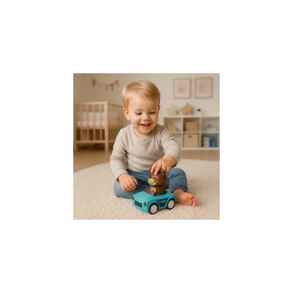 maluch bawiący się autkami w domu na dywanie