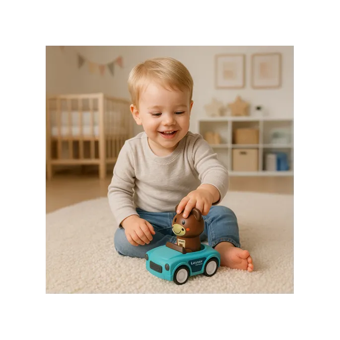 maluch bawiący się autkami w domu na dywanie