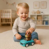 maluch bawiący się autkami w domu na dywanie