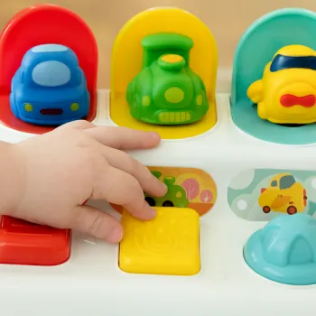 pokaz kolorowej podstawy i elementów sterujących zabawki