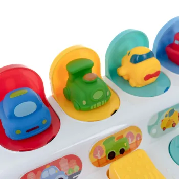 prezentacja zabawki na stoliku w otoczeniu dziecięcych akcesoriów