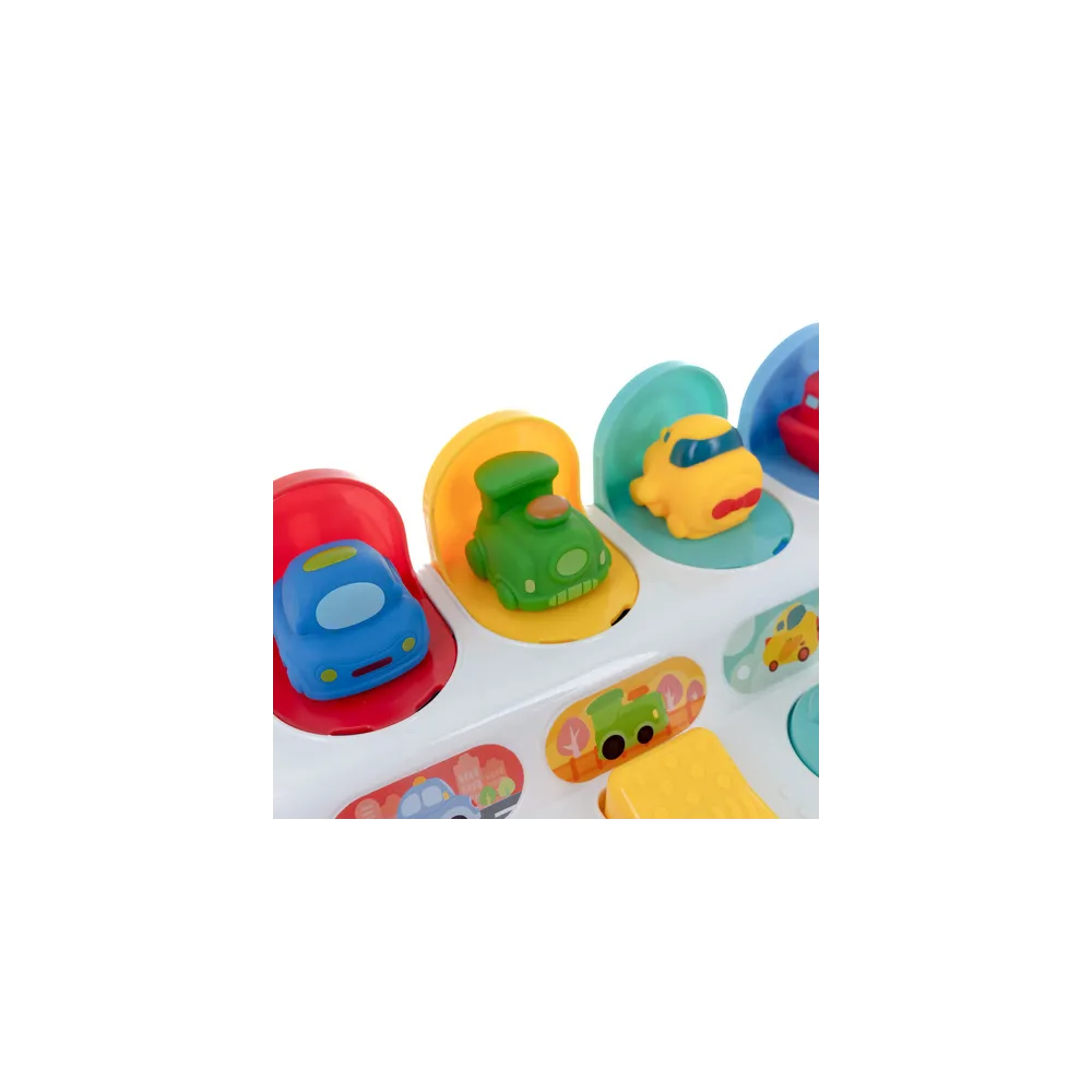 prezentacja zabawki na stoliku w otoczeniu dziecięcych akcesoriów