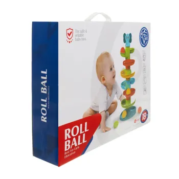 Zbliżenie na spiralny zjazd wieży z piłeczkami