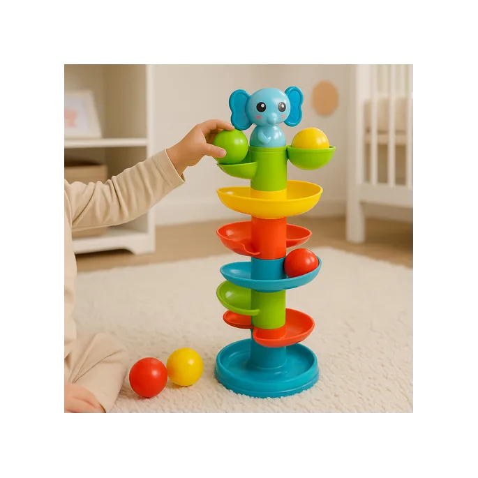 Dłoń dziecka umieszcza piłkę na szczycie wieży z piłeczkami