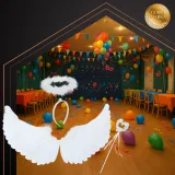 Skrzydła anioła o pierzastym wykończeniu widoczne w całości