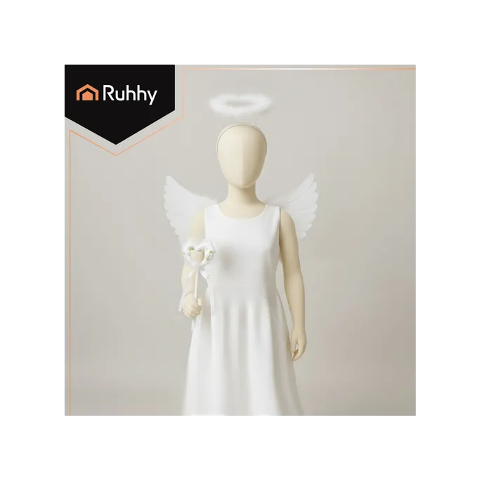 Komplet skrzydeł, aureoli i różdżki ułożony na płasko na jasnym tle