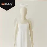 anielskie skrzydła z realistyczną fakturą piór na modelu