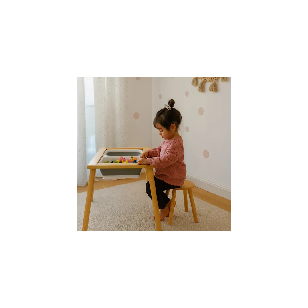 zbliżenie na pojemniki do piasku i wody w stoliku sensorycznym kruzzel