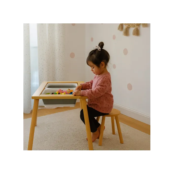 zbliżenie na pojemniki do piasku i wody w stoliku sensorycznym kruzzel