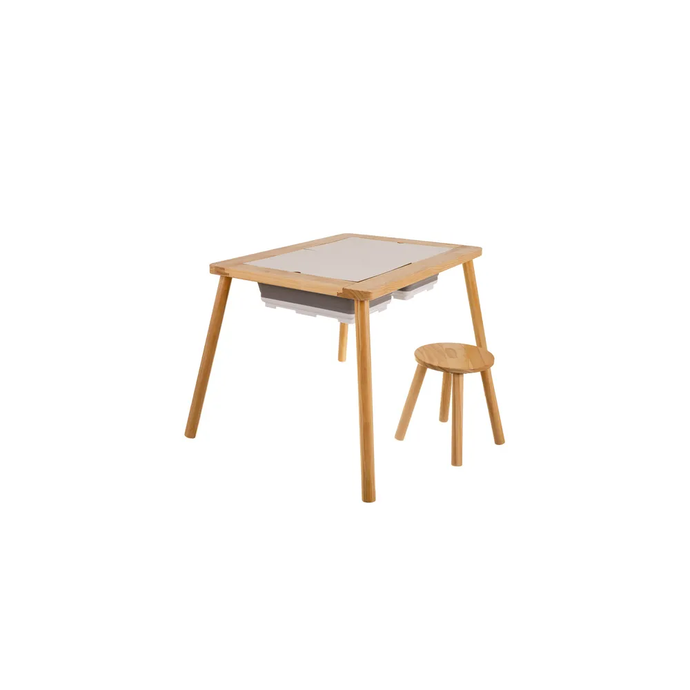 dziecko bawiące się przy stoliku sensorycznym kruzzel z pojemnikami