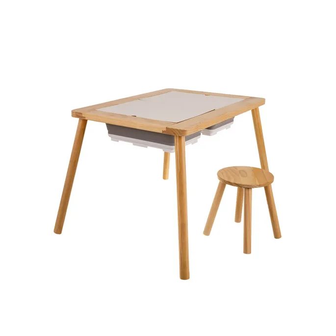 dziecko bawiące się przy stoliku sensorycznym kruzzel z pojemnikami