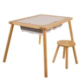 dziecko bawiące się przy stoliku sensorycznym kruzzel z pojemnikami