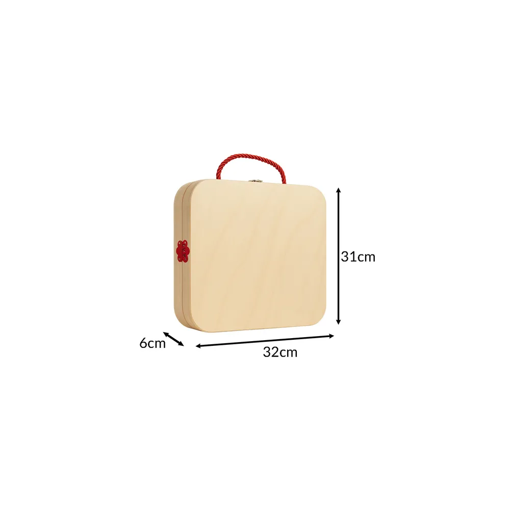 zestaw narzędzi do zabawy rozłożony obok skrzynki drewnianej