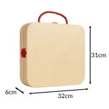 zestaw narzędzi do zabawy rozłożony obok skrzynki drewnianej