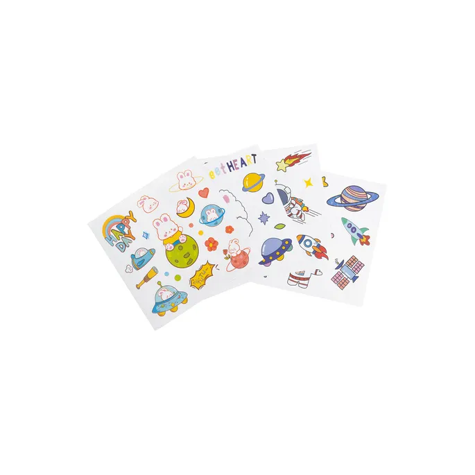 cały komplet zabawkowych narzędzi i części w pobliżu drewnianej skrzynki